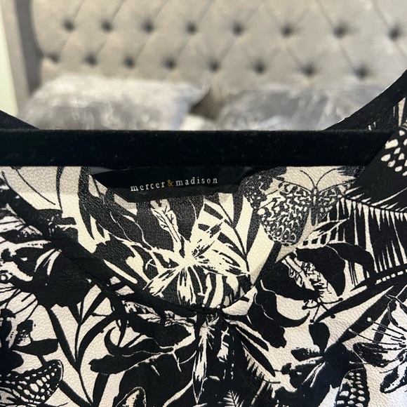 Beautiful, large sleeveless top - Picture 2 of 3